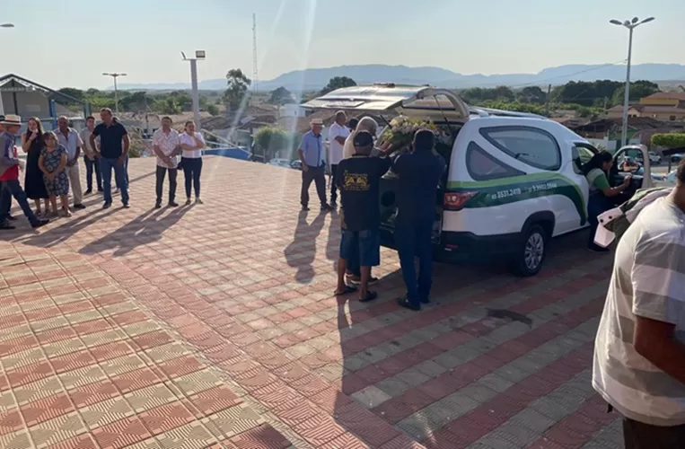 Sepultamento de ex-vereador e de seu vaqueiro é marcado por muita comoção em Poço de José de Moura