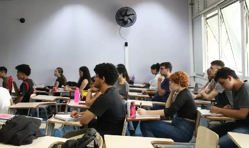 Cerca de 2 milhões de candidatos fazem as provas do CNU neste domingo