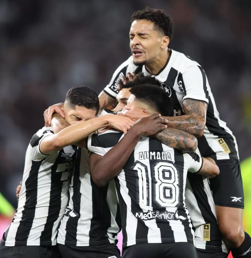 Botafogo engole o Flamengo no segundo tempo, goleia e volta à liderança do Brasileirão