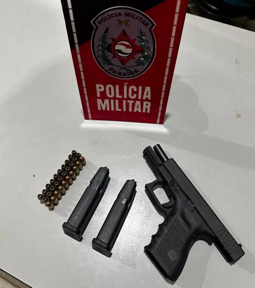Polícia Militar prende homem por porte ilegal de arma de fogo durante blitz, em Catolé do Rocha
