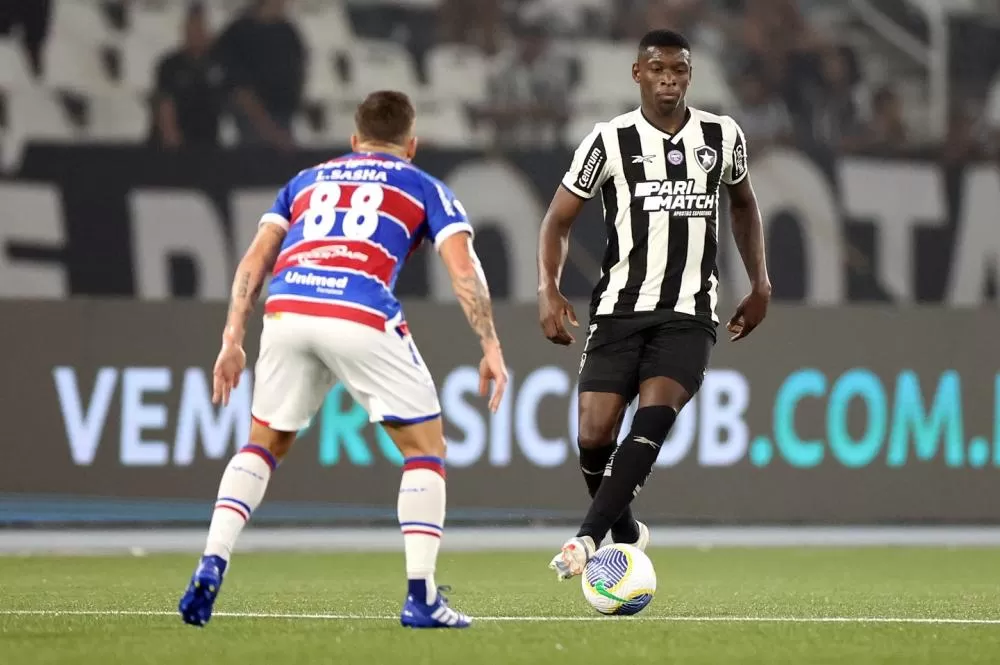 Igor Jesus faz dois, Botafogo vence Fortaleza e reassume a liderança do Brasileirão 