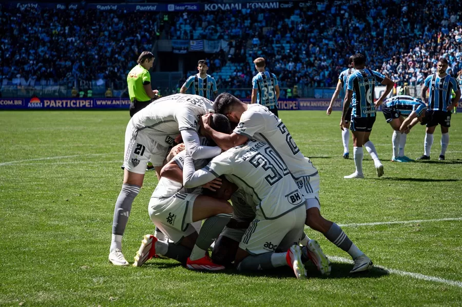 Atlético Mineiro vence o Grêmio com virada histórica, na Arena do rival