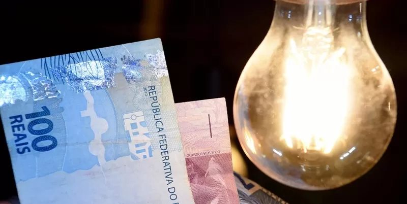 Aneel muda bandeira tarifária para vermelha nível 1 após correção de dados do ONS; aumento na conta de luz será menor
