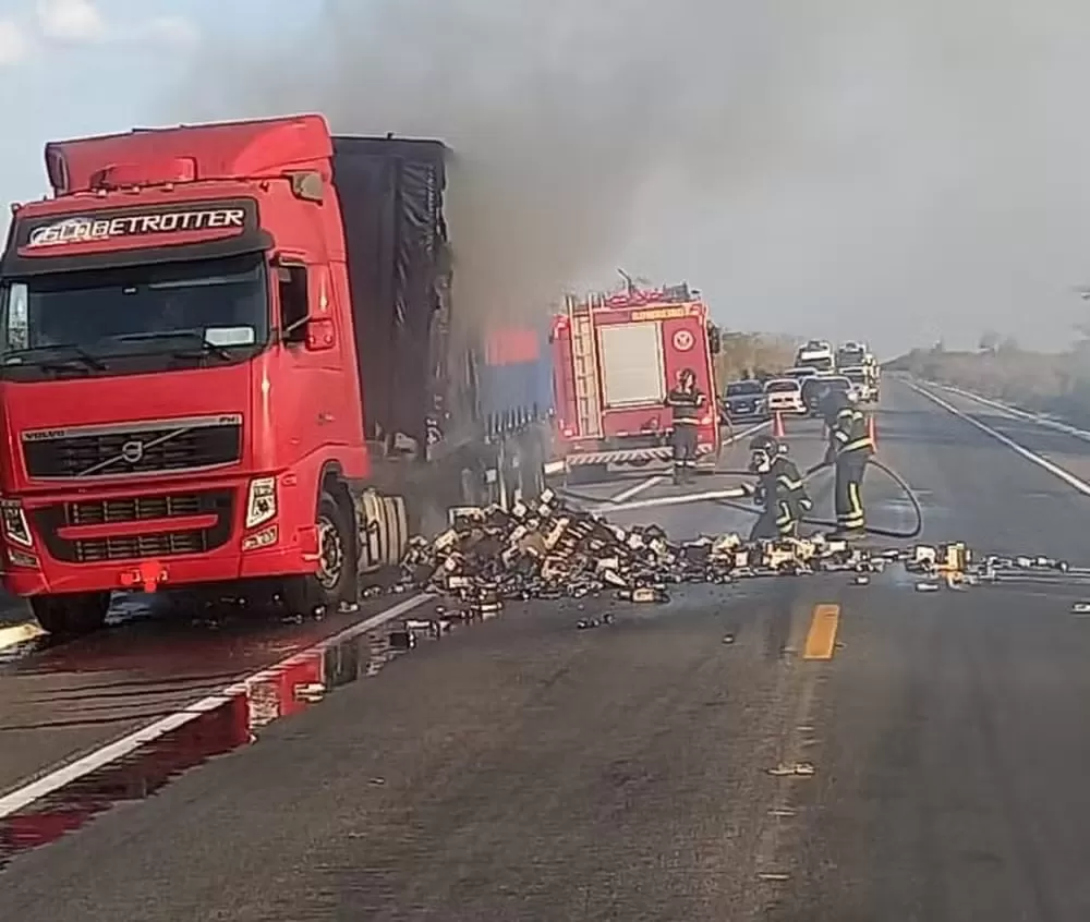 Carreta carregada de cervejas pega fogo na BR 304 em Mossoró e PRF interdita as duas faixas da rodovia
