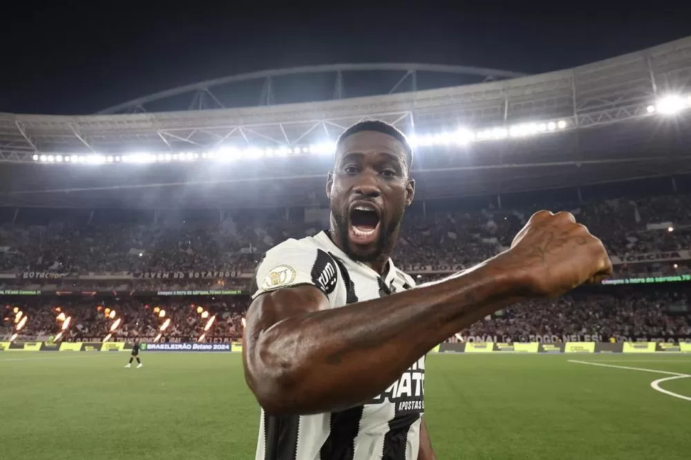 Com show de Almada, Botafogo vence Corinthians e dispara na ponta
