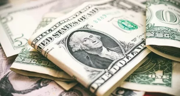 Dólar cai para R$ 5,46 após redução de juros nos EUA 