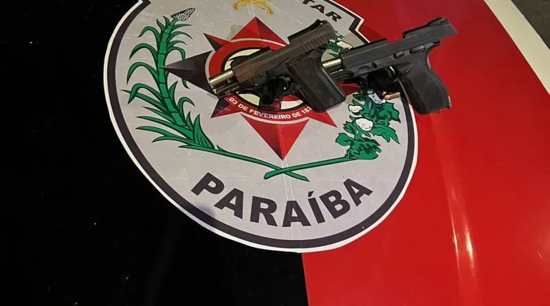 Blitz na madrugada prende dois motoristas que estavam andando com arma no carro em JP 