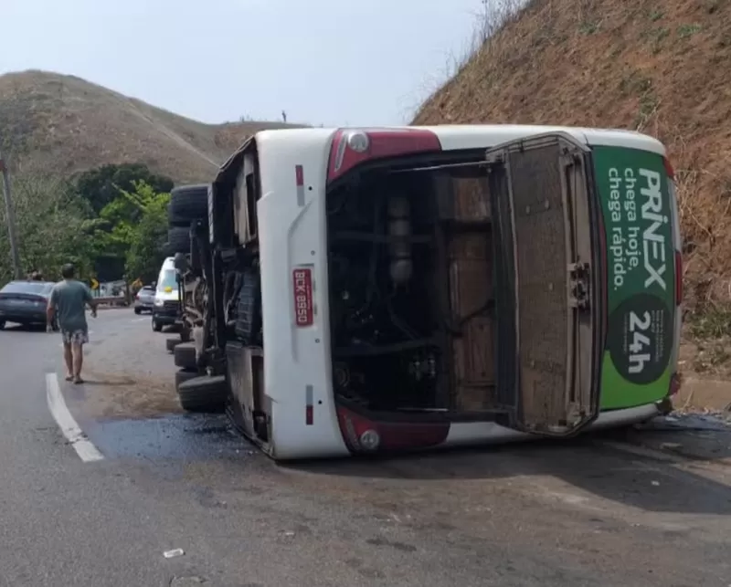 Ônibus que transportava time de futebol americano tomba e mata três pessoas na descida da Serra das Araras