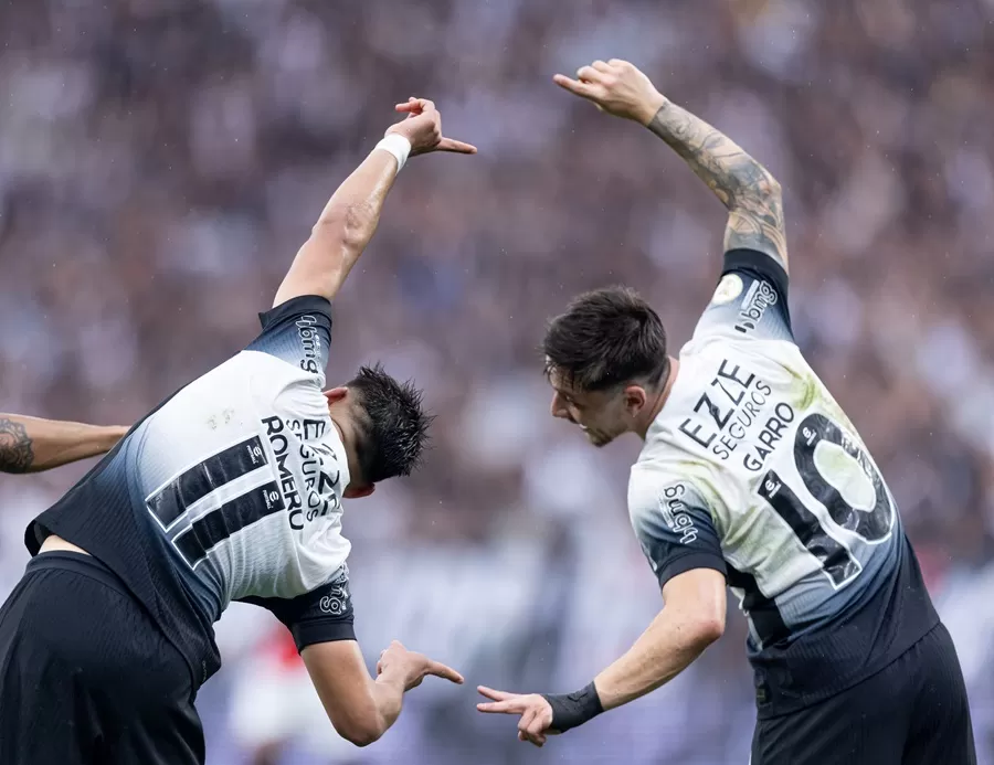 Corinthians vence Atlético-GO em dia de Romero e Memphis, mas segue no Z-4