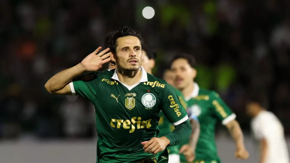 Com gols de pênalti, Palmeiras bate o Atlético-MG e cola no Botafogo