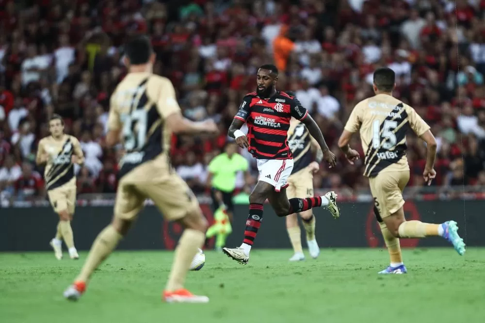 Sob protestos e vaias a Tite, Flamengo marca no finalzinho e bate o Athletico no Maracanã