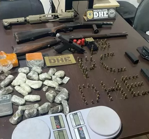 Operação da DHE resulta em apreensão de armas e drogas; indivíduo foi preso