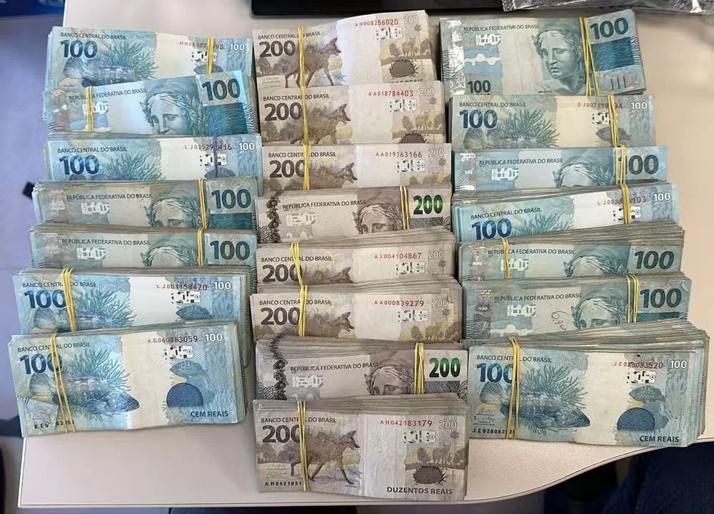 Polícia Federal apreende R$ 300 mil e santinhos de candidato dentro de carro em João Pessoa