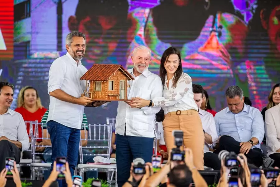 Em visita ao Ceará, Lula entrega apartamentos do 'Minha Casa, Minha Vida' e 113 novos ônibus escolares