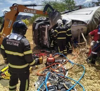 Bombeiros resgatam motorista preso as ferragens após capotamento na BR 226 em Patu (RN)