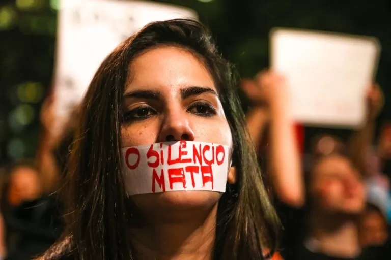 Nova lei contra o feminicídio entra em vigor; assassinos podem receber penas de até 40 anos
