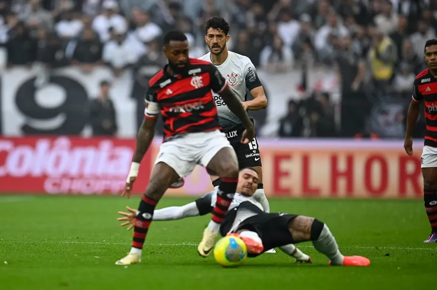 Flamengo tem Bruno Henrique expulso, mas segura o Corinthians e vai à final