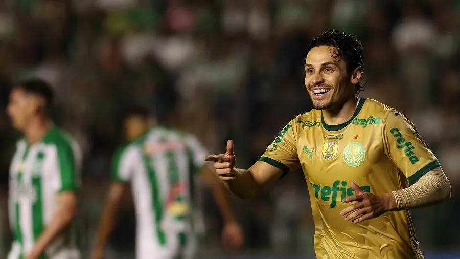 Com hat-trick de Veiga, Palmeiras goleia o Juventude e cola no Botafogo