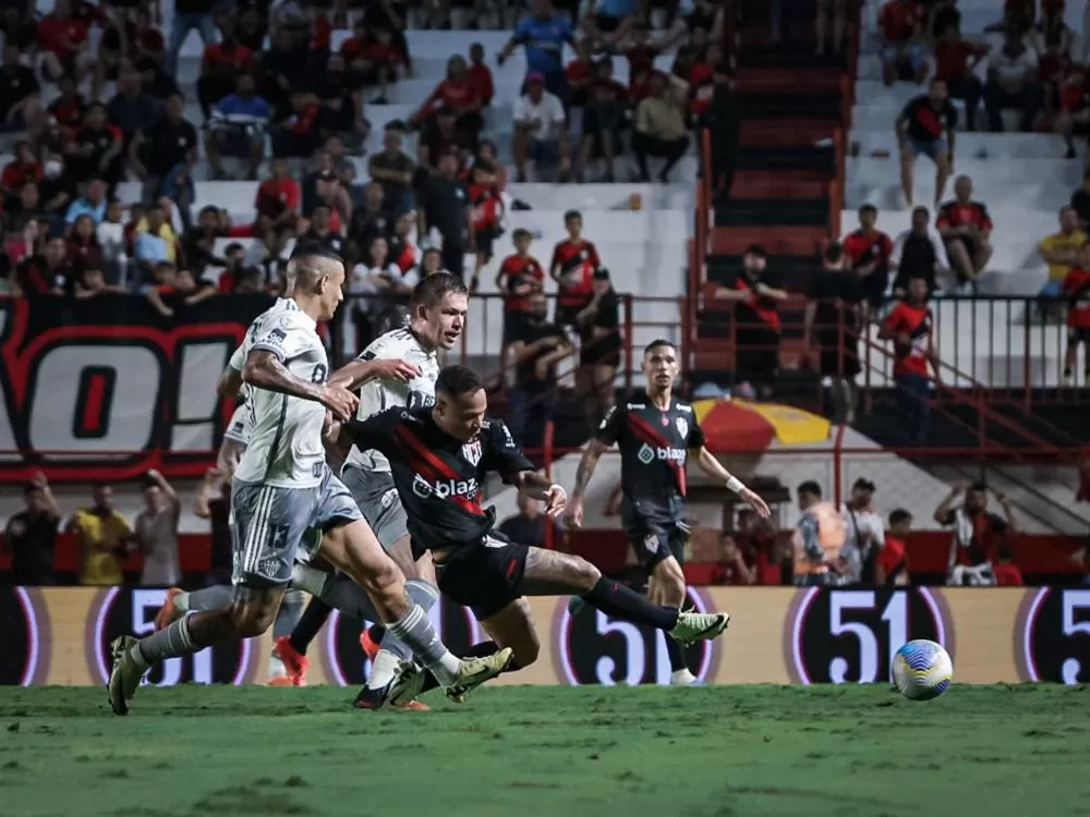 Com gol de Janderson no fim, Atlético-GO vence time misto do Galo