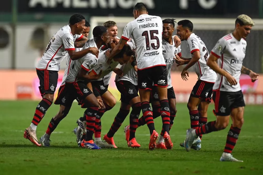 Com gol de falta de David Luiz, Flamengo vence o Cruzeiro e se mantém no G-4
