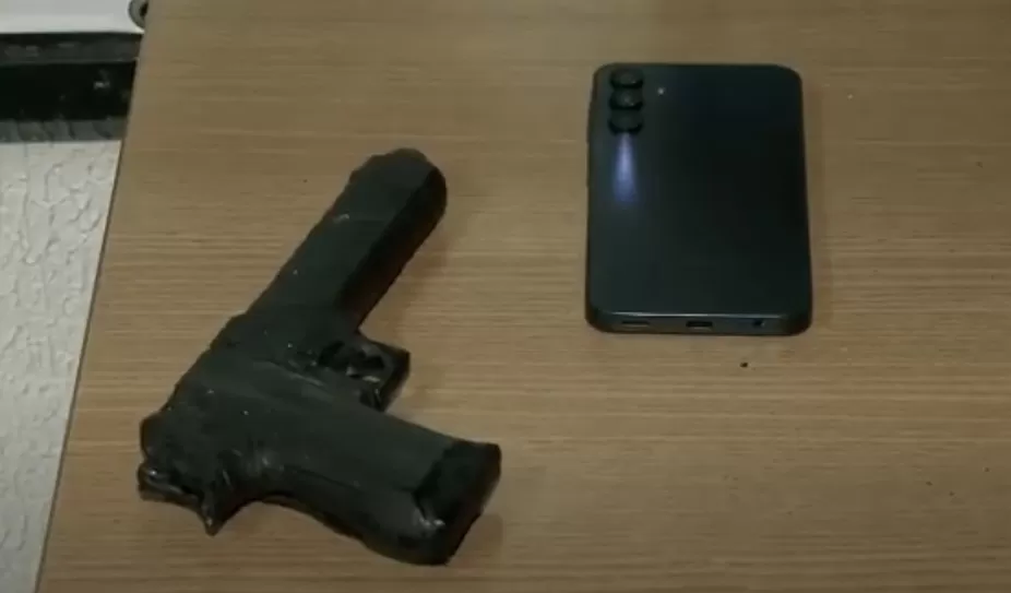 Mulher é presa após tentar assaltar com arma de brinquedo, em João Pessoa