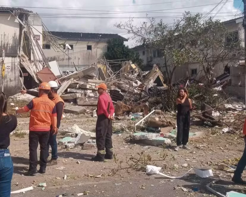 Prédio desaba após explosão nesta quinta (7) em Maceió; há três mortos