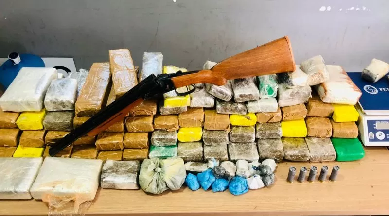 PM prende suspeito de tráfico com arma e 42 kg de drogas em Campina Grande
