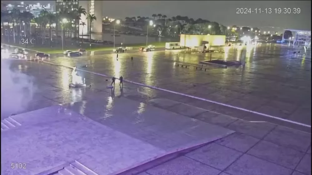 Homem detona explosivos e morre em frente ao STF; Praça dos Três Poderes é isolada