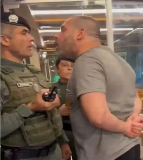 Delegado é detido por desacato após chamar policial militar de 'vagabundo'