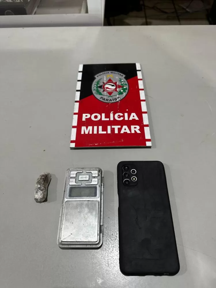 Polícia Militar cumpre mandado de prisão contra acusado de roubo e tráfico, em Bom Sucesso