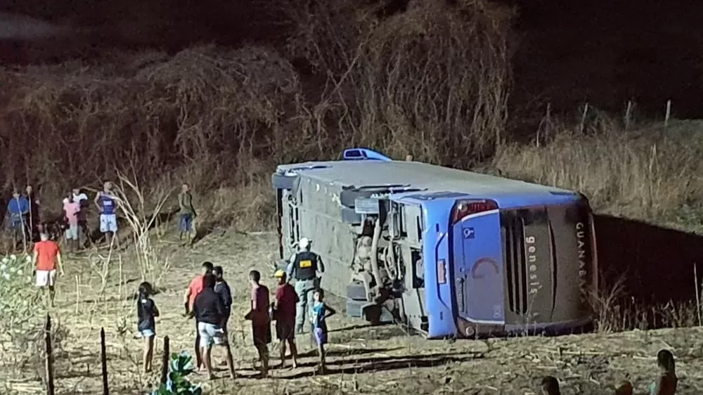 Ônibus capota entre Cajazeiras e São José de Piranhas; quatro vítimas são levadas ao hospital