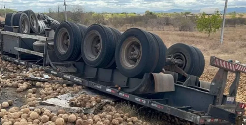 Caminhão carregado com cocos tomba na BR-230, em Sousa; motorista fica ferido