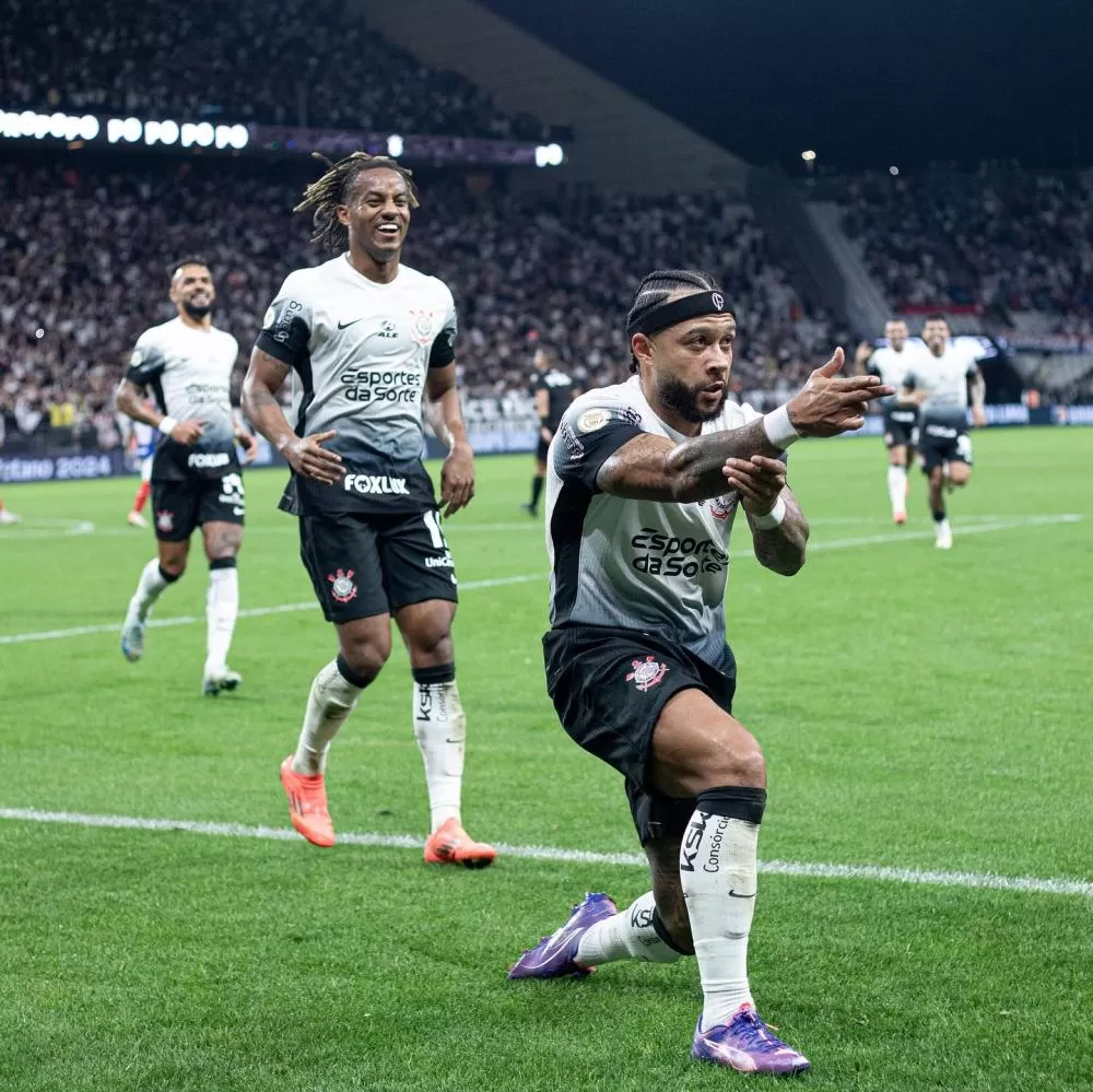Memphis marca duas vezes, Corinthians bate o Bahia e chega a oito vitórias seguidas no Brasileirão