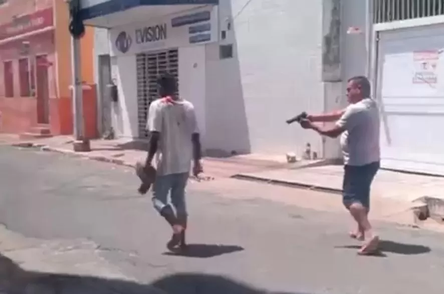 Homem flagrado agredindo mulher no Centro de Patos foi preso após ação de policial militar de folga