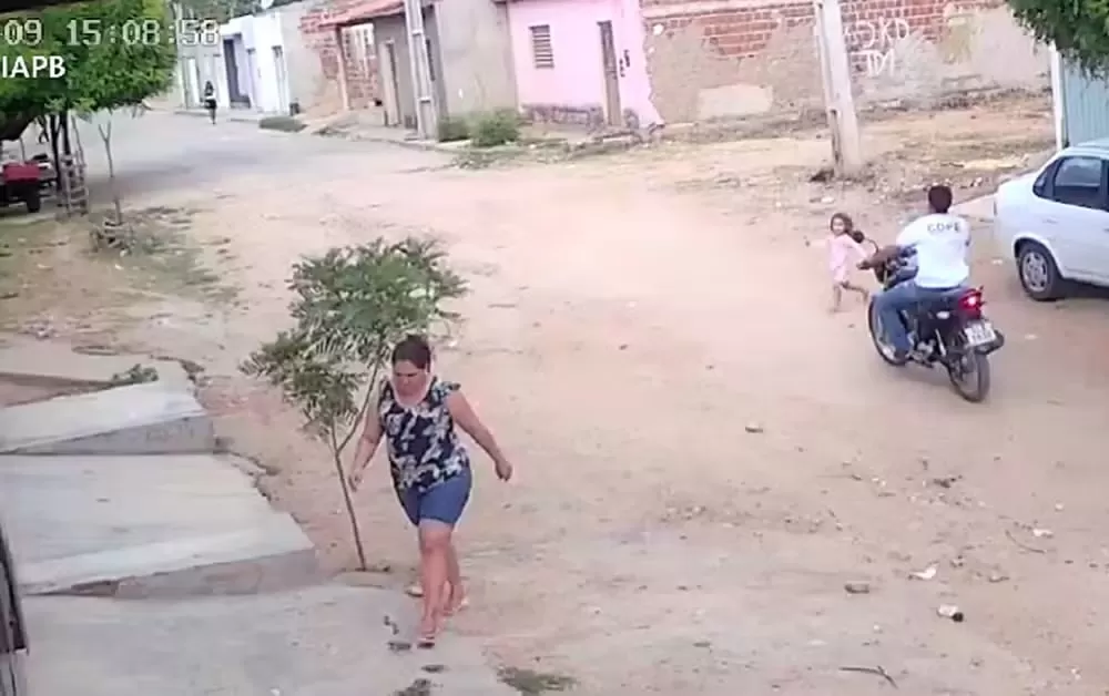 Menina é atropelada em frente de casa em Conceição, Sertão da Paraíba; motociclista é preso 