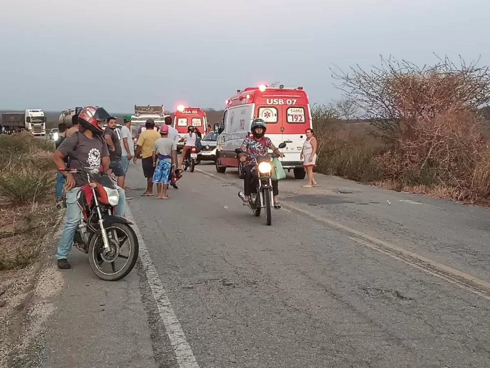 Acidente envolvendo um carro e duas motos na PB-325 na ZR de Catolé do Rocha, deixa duas pessoas feridas