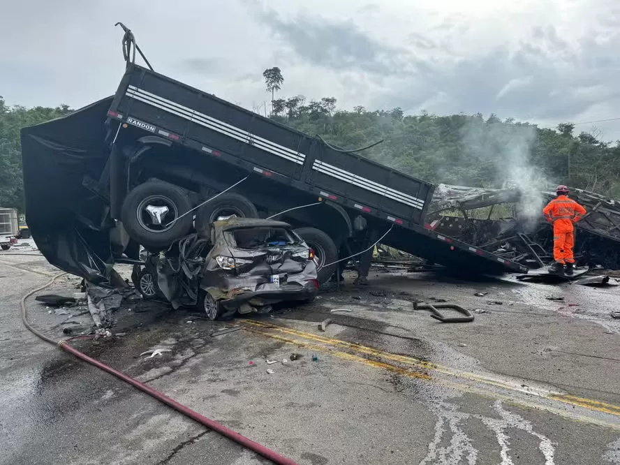 Acidente entre três veículos deixa 38 mortos na BR-116 em Lajinha, distrito de Teófilo Otoni (MG)