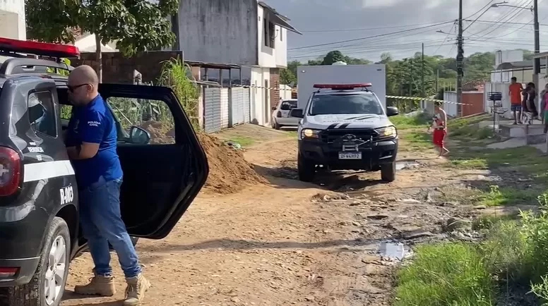 Jovem é morto com mais de 10 tiros na frente da mãe, na manhã deste domingo (21), em Bayeux