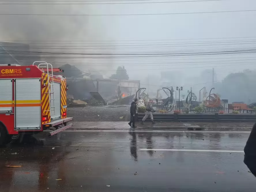 Avião de pequeno porte cai em Gramado (RS) e atinge prédio, pousada e loja