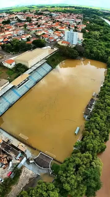 Rio Tietê sobe e inunda estádio de futebol que vai receber jogos da Copinha