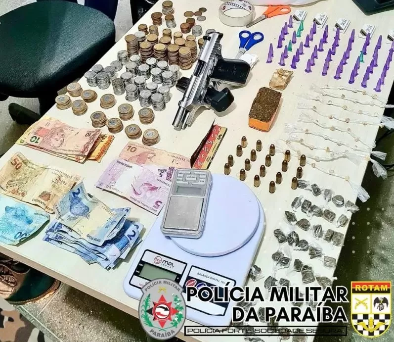 Polícia Militar aprende vasto material ilícito e prende mulher por tráfico de drogas e posse ilegal de arma 