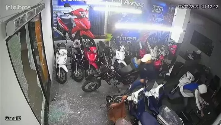 Loja de motos é alvo de arrombamento no Centro da cidade de São Bento (PB)