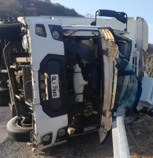 Caminhão carregado com leite em pó tomba na Serra do Teixeira (PB), na manhã desta quarta-feira (08)