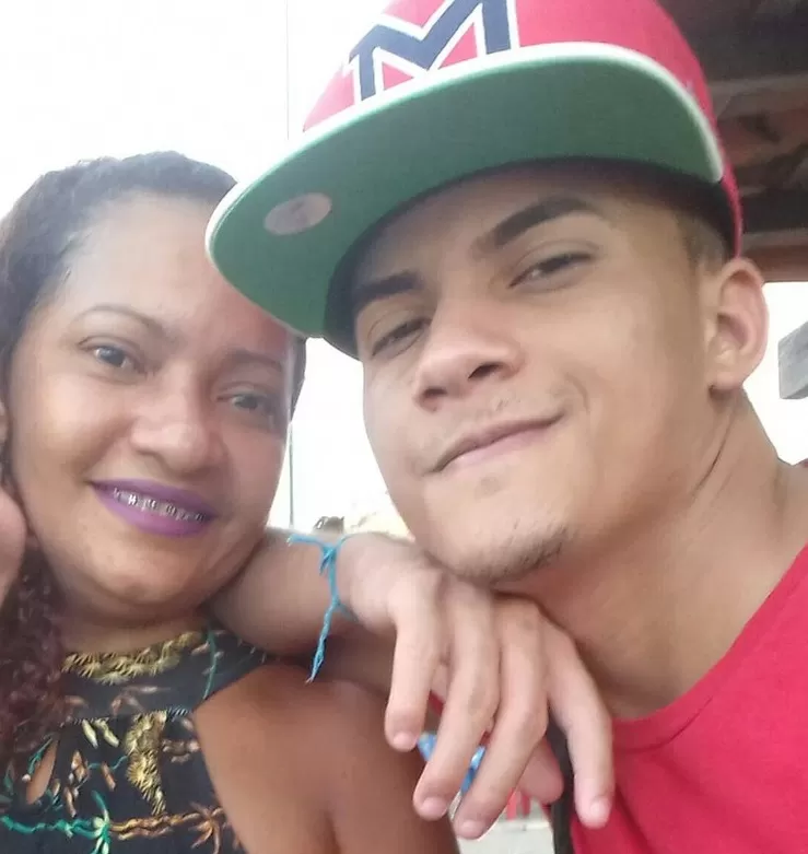 Jovem sofre 20 facadas e é atingida por tiro após crise de ciúme do esposo; mãe da vítima também é baleada