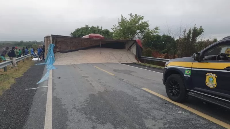 Colisão entre carro e caminhão tombado deixa um morto e interdita via na BR-230 em Pombal