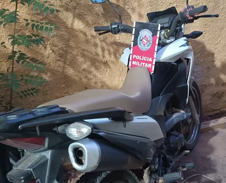 Polícia Militar recupera moto Honda XRE roubada e conduz mulher à delegacia, em Catolé do Rocha