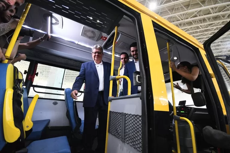 João Azevêdo entrega 113 ônibus escolares para os municípios e destaca investimentos 