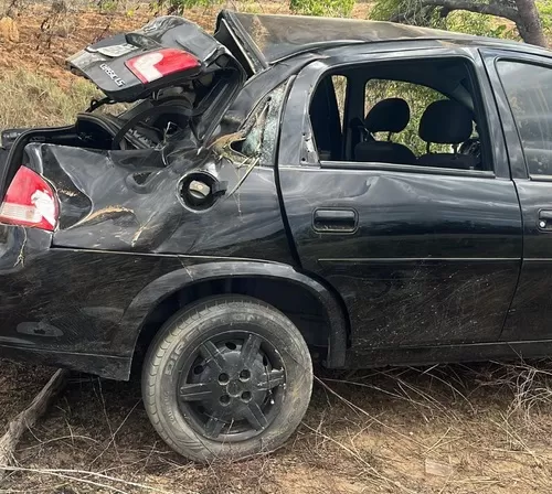 Veículo capota duas vezes na PB-018no Conde e vítimas são socorridas