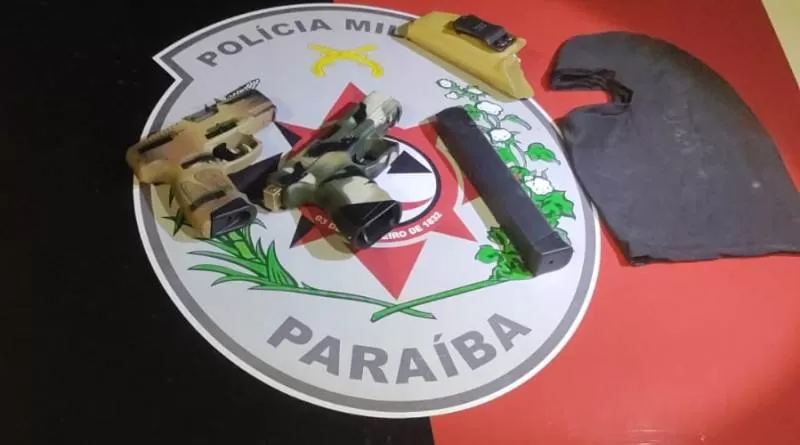 Polícia Militar prende criminosos que estavam armados, com tornozeleira eletrônica, e em moto roubada 