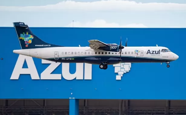 Azul suspende operações de 12 rotas e faz alterações em outras três